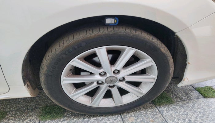 2014 Toyota Camry HYBRID, Hybrid, Automatic, 88,745 km, tyre