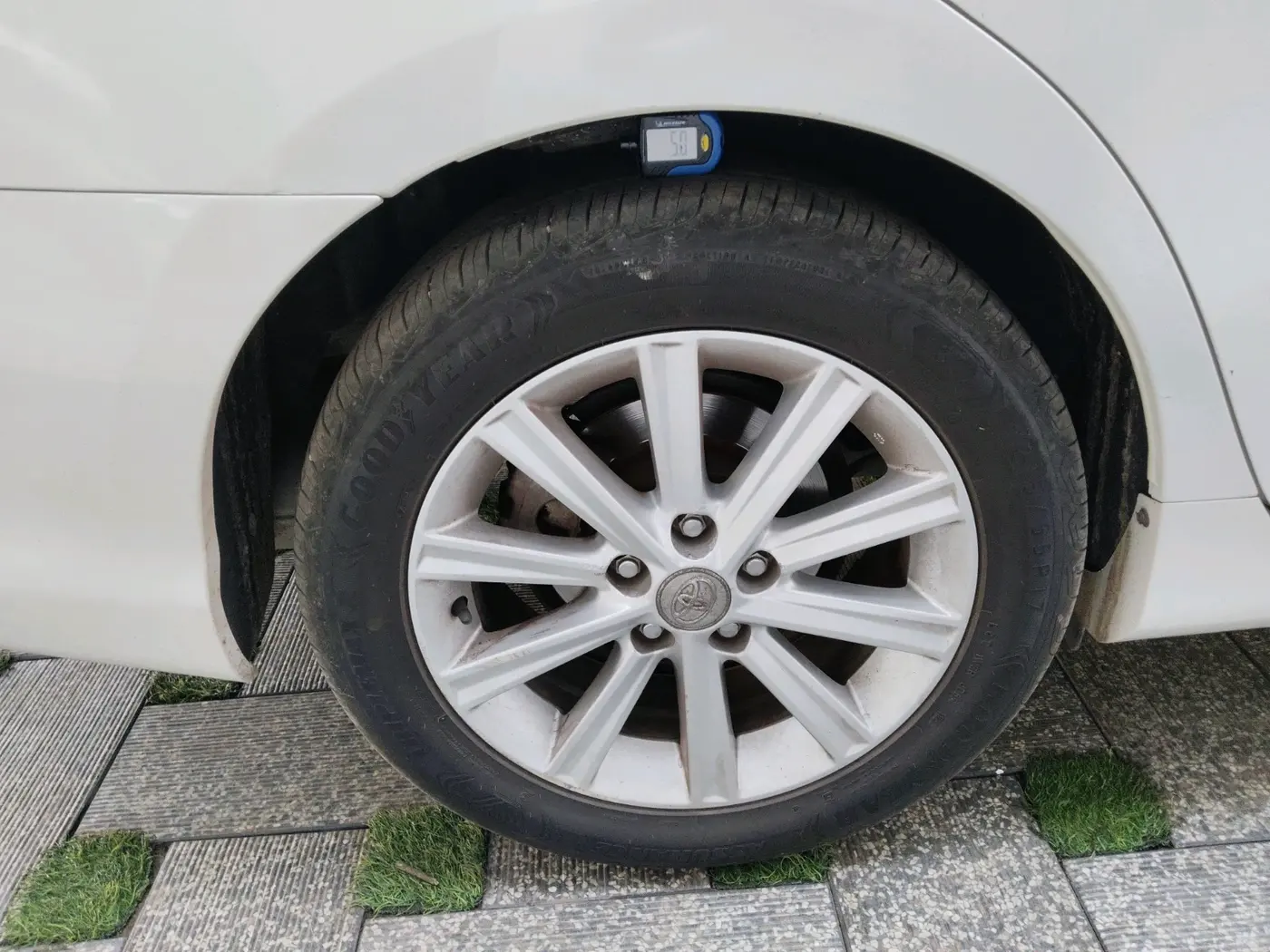 2014 Toyota Camry HYBRID, Hybrid, Automatic, 90,000 km, tyre
