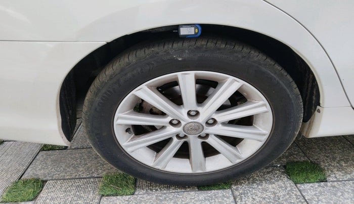 2014 Toyota Camry HYBRID, Hybrid, Automatic, 88,745 km, tyre