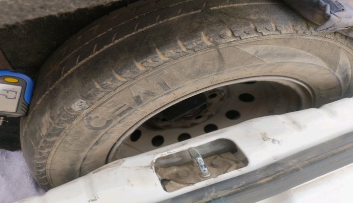 2016 Hyundai Eon ERA +, CNG, Manual, 74,988 km, tyre