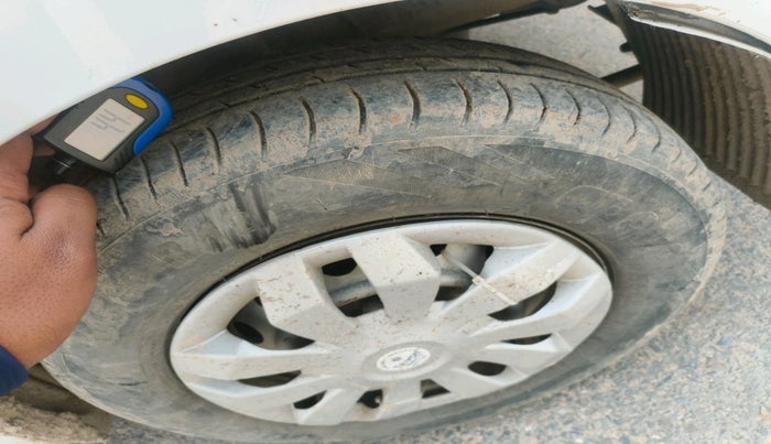 2016 Hyundai Eon ERA +, CNG, Manual, 74,988 km, tyre