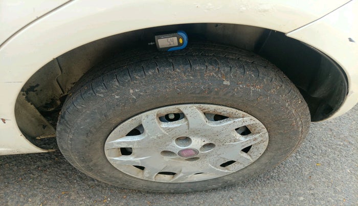 2009 Fiat Grand Punto EMOTION 1.4, Petrol, Manual, 1,08,296 km, tyre