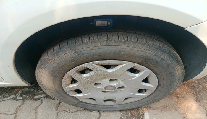 2009 Fiat Grand Punto EMOTION 1.4, Petrol, Manual, 1,08,296 km, tyre