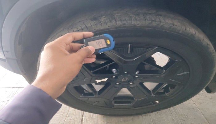 2025 Tata Safari ACCOMPLISHED PLUS DARK EDITION, Diesel, Manual, 26,045 km, tyre