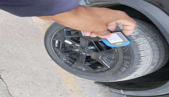 2025 Tata Safari ACCOMPLISHED PLUS DARK EDITION, Diesel, Manual, 26,045 km, tyre