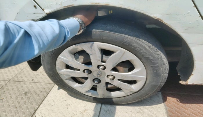 2015 Hyundai Eon MAGNA +, Petrol, Manual, 98,100 km, tyre