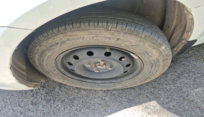 2017 Maruti Swift VXI, Petrol, Manual, 2,23,488 km, tyre