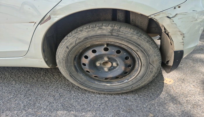 2017 Maruti Swift VXI, Petrol, Manual, 2,23,488 km, tyre