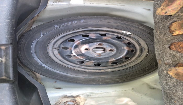 2017 Maruti Swift VXI, Petrol, Manual, 2,23,488 km, tyre