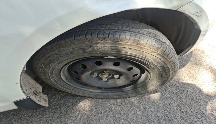 2017 Maruti Swift VXI, Petrol, Manual, 2,23,488 km, tyre