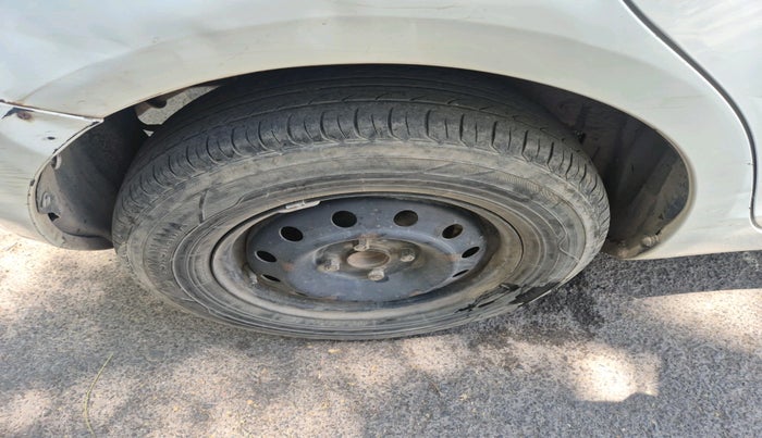 2017 Maruti Swift VXI, Petrol, Manual, 2,23,488 km, tyre