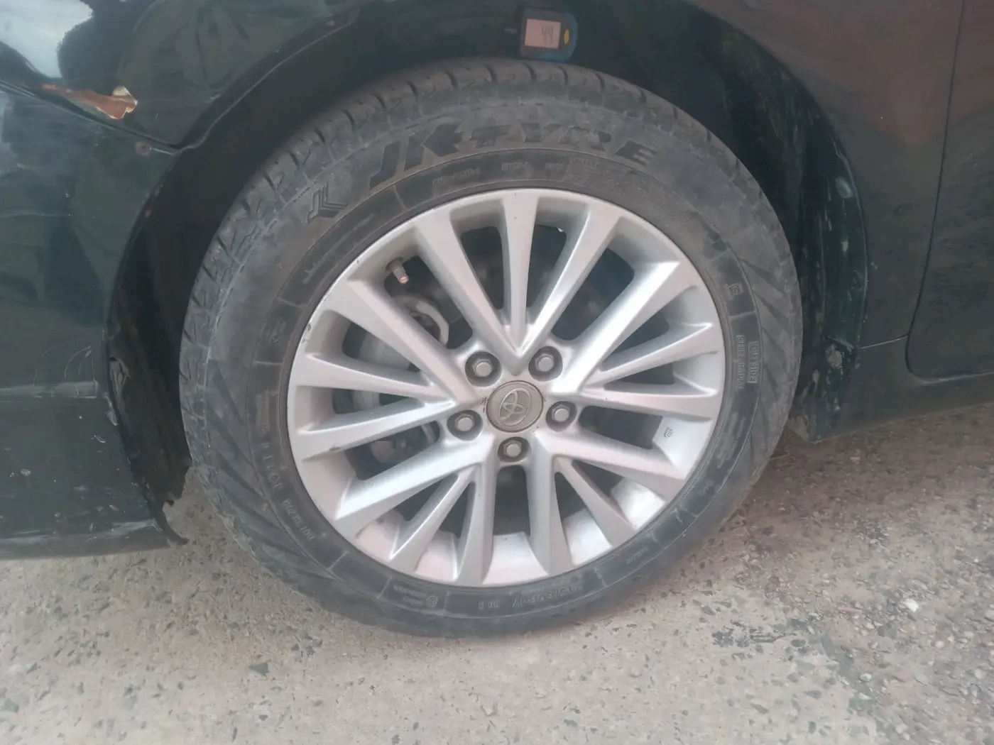 2016 Toyota Camry HYBRID, Hybrid, Automatic, 1,43,994 km, tyre