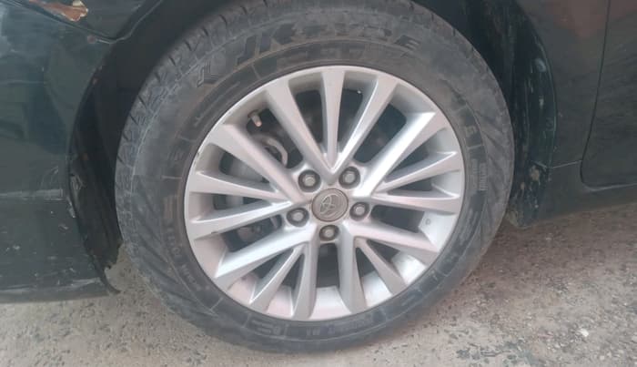 2016 Toyota Camry HYBRID, Hybrid, Automatic, 1,43,994 km, tyre