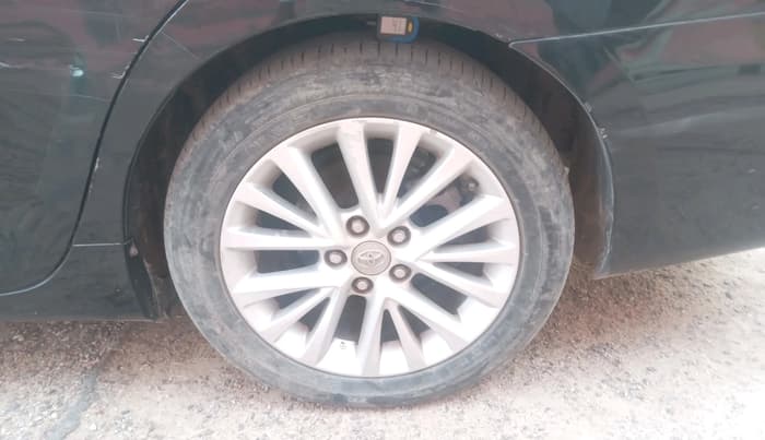 2016 Toyota Camry HYBRID, Hybrid, Automatic, 1,43,994 km, tyre