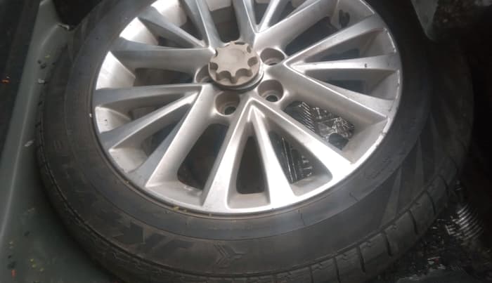 2016 Toyota Camry HYBRID, Hybrid, Automatic, 1,43,994 km, tyre