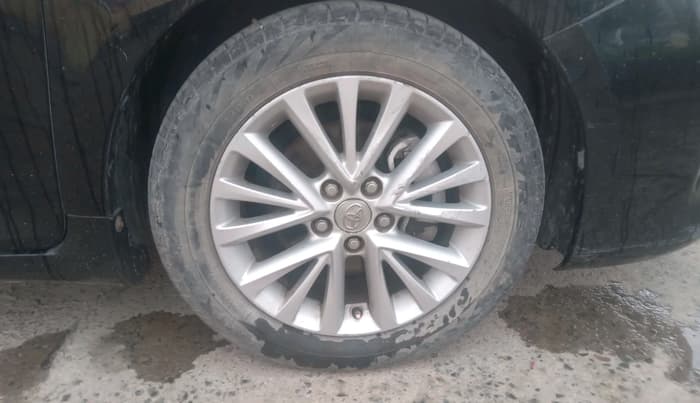2016 Toyota Camry HYBRID, Hybrid, Automatic, 1,43,994 km, tyre
