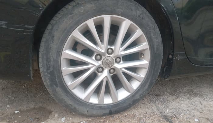2016 Toyota Camry HYBRID, Hybrid, Automatic, 1,43,994 km, tyre