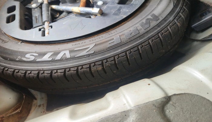 2016 Mahindra Kuv100 K6 6 STR, Petrol, Manual, 74,976 km, tyre