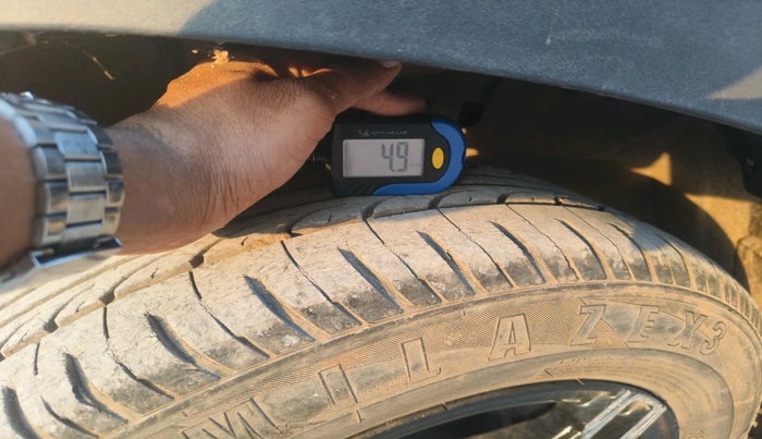 2016 Mahindra Kuv100 K6 6 STR, Petrol, Manual, 74,976 km, tyre