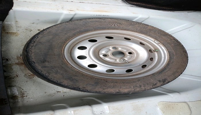 2009 Maruti Swift LXI 1.3, Petrol, Manual, 1,63,871 km, tyre