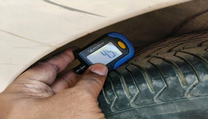 2011 Hyundai i20 MAGNA 1.2, CNG, Manual, 1,44,615 km, tyre