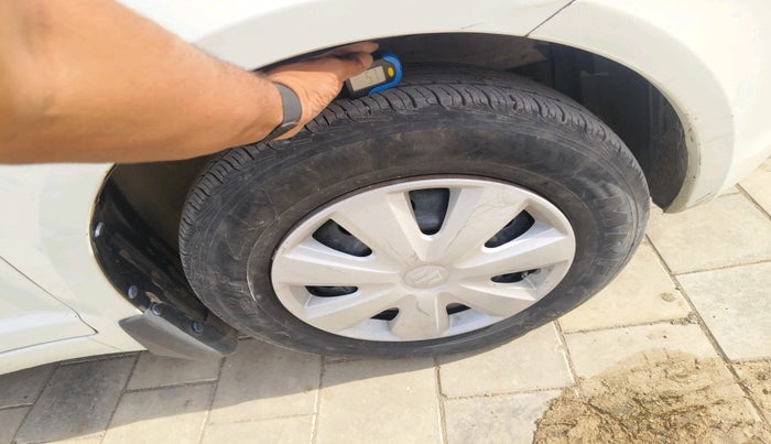 2009 Maruti Swift Dzire VXI 1.3, CNG, Manual, 1,00,297 km, tyre