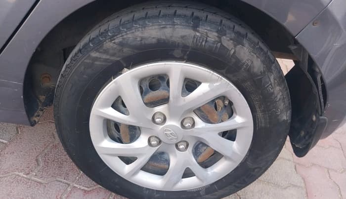 2017 Hyundai Grand i10 SPORTZ 1.2 KAPPA VTVT, CNG, Manual, 1,00,849 km, tyre