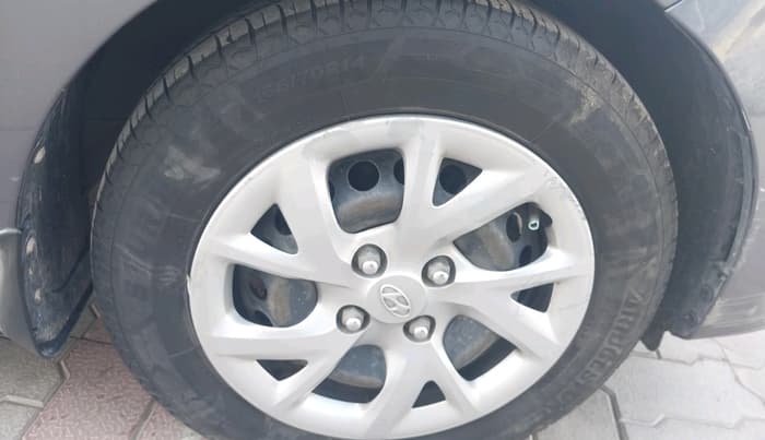 2017 Hyundai Grand i10 SPORTZ 1.2 KAPPA VTVT, CNG, Manual, 1,00,849 km, tyre