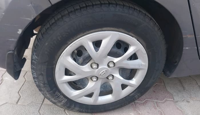 2017 Hyundai Grand i10 SPORTZ 1.2 KAPPA VTVT, CNG, Manual, 1,00,849 km, tyre