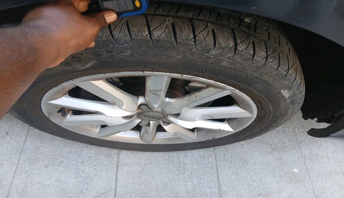 2013 Audi Q3 2.0 TDI QUATTRO, Diesel, Automatic, 1,00,427 km, tyre