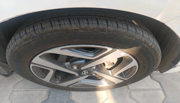 2021 Hyundai AURA SX PLUS 1.2 AMT, Petrol, Automatic, 80,946 km, tyre