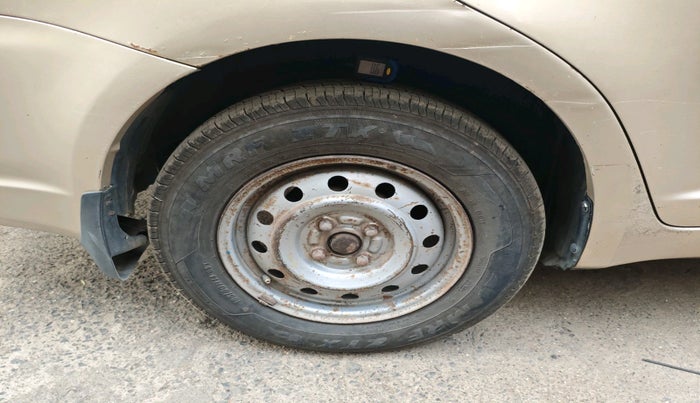 2009 Maruti Swift Dzire LXI 1.3, CNG, Manual, 1,67,372 km, tyre