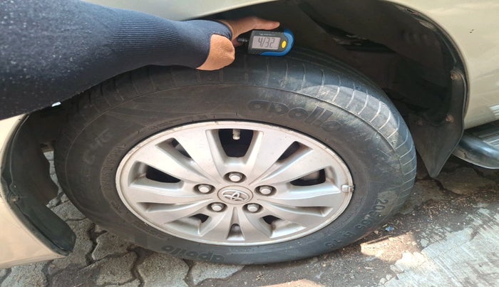 2010 Toyota Innova V 2.5 7 STR, Diesel, Manual, 1,57,529 km, tyre