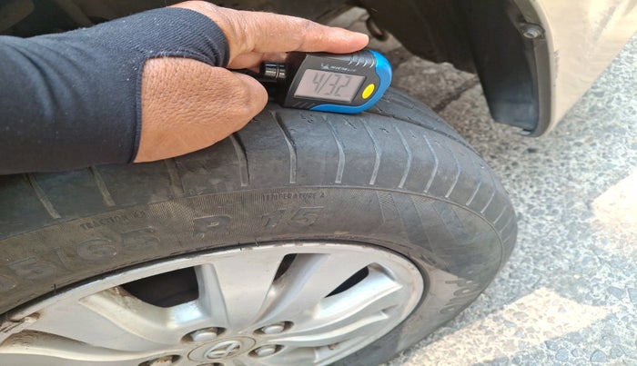 2010 Toyota Innova V 2.5 7 STR, Diesel, Manual, 1,57,529 km, tyre