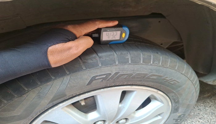 2010 Toyota Innova V 2.5 7 STR, Diesel, Manual, 1,57,529 km, tyre