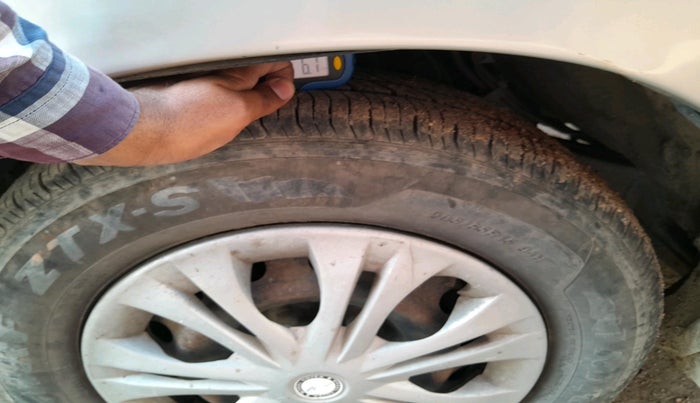 2015 Toyota Innova 2.5 GX 8 STR, Diesel, Manual, 1,61,869 km, tyre