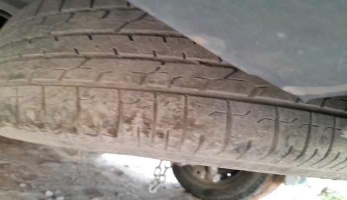 2015 Toyota Innova 2.5 GX 8 STR, Diesel, Manual, 1,61,869 km, tyre