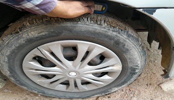 2015 Toyota Innova 2.5 GX 8 STR, Diesel, Manual, 1,61,869 km, tyre