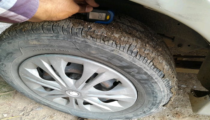 2015 Toyota Innova 2.5 GX 8 STR, Diesel, Manual, 1,61,869 km, tyre