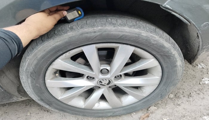 2019 Skoda Octavia L&K 1.8 TSI AT, Petrol, Automatic, 1,27,078 km, tyre