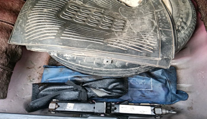 2011 Chevrolet Optra Magnum LT 2.0 TCDI, Diesel, Manual, 1,22,903 km, tyre