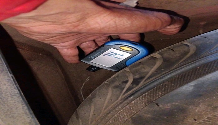 2013 Volkswagen Polo HIGHLINE DIESEL, Diesel, Manual, 1,64,987 km, tyre