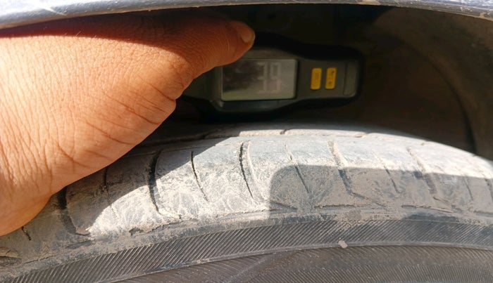 2015 Hyundai Grand i10 MAGNA 1.2 KAPPA VTVT, CNG, Manual, 1,26,322 km, tyre