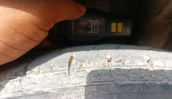 2015 Hyundai Grand i10 MAGNA 1.2 KAPPA VTVT, CNG, Manual, 1,26,322 km, tyre