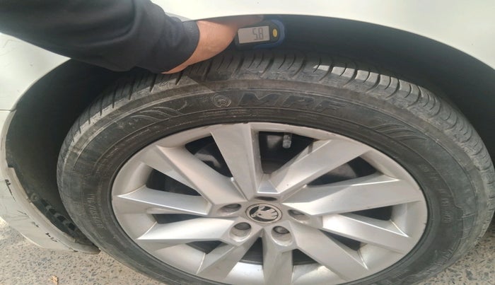 2016 Skoda Superb L&K 1.8 TSI AT, Petrol, Automatic, 1,06,435 km, tyre