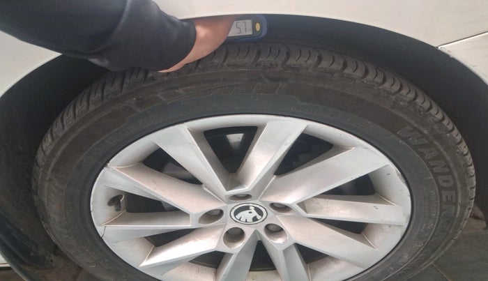 2016 Skoda Superb L&K 1.8 TSI AT, Petrol, Automatic, 1,06,435 km, tyre