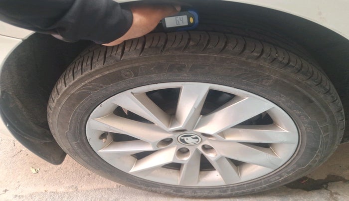 2016 Skoda Superb L&K 1.8 TSI AT, Petrol, Automatic, 1,06,435 km, tyre