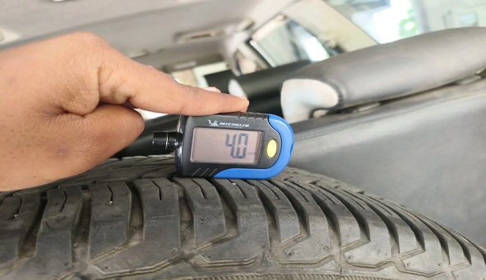 2015 Toyota Innova 2.5 GX 8 STR, Diesel, Manual, 44,229 km, tyre