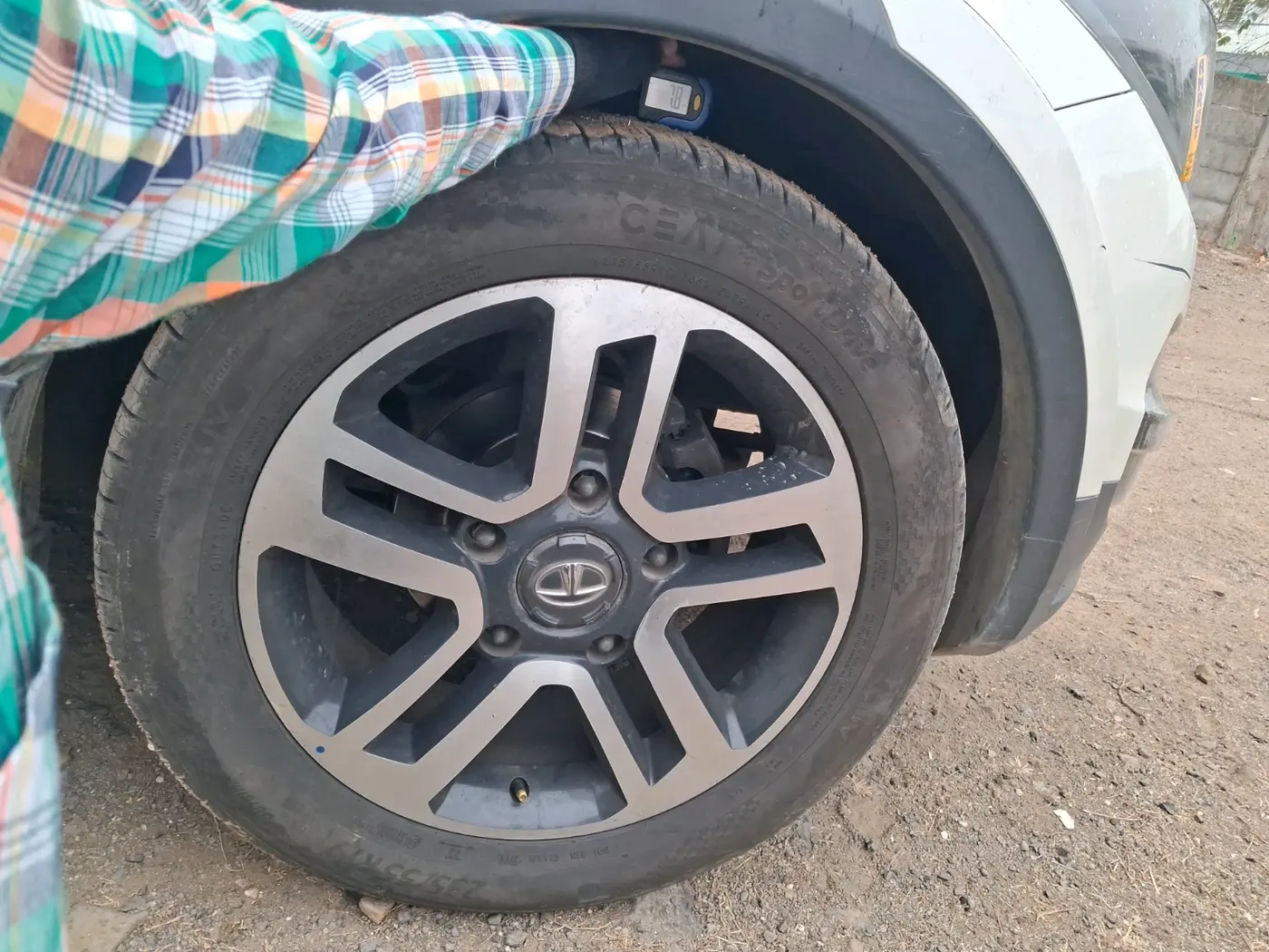 2017 Tata Hexa XTA 4X2 7 STR, Diesel, Automatic, 1,03,125 km, tyre