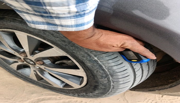 2013 Hyundai Verna FLUIDIC 1.6 CRDI SX, Diesel, Manual, 97,187 km, tyre